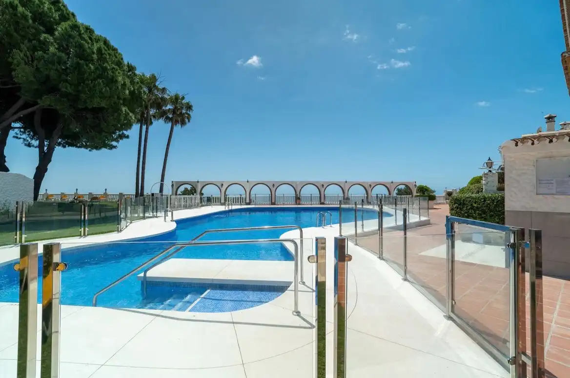 Piscina de Piso en venta en Benalmádena con Aire acondicionado, Terraza y Amueblado