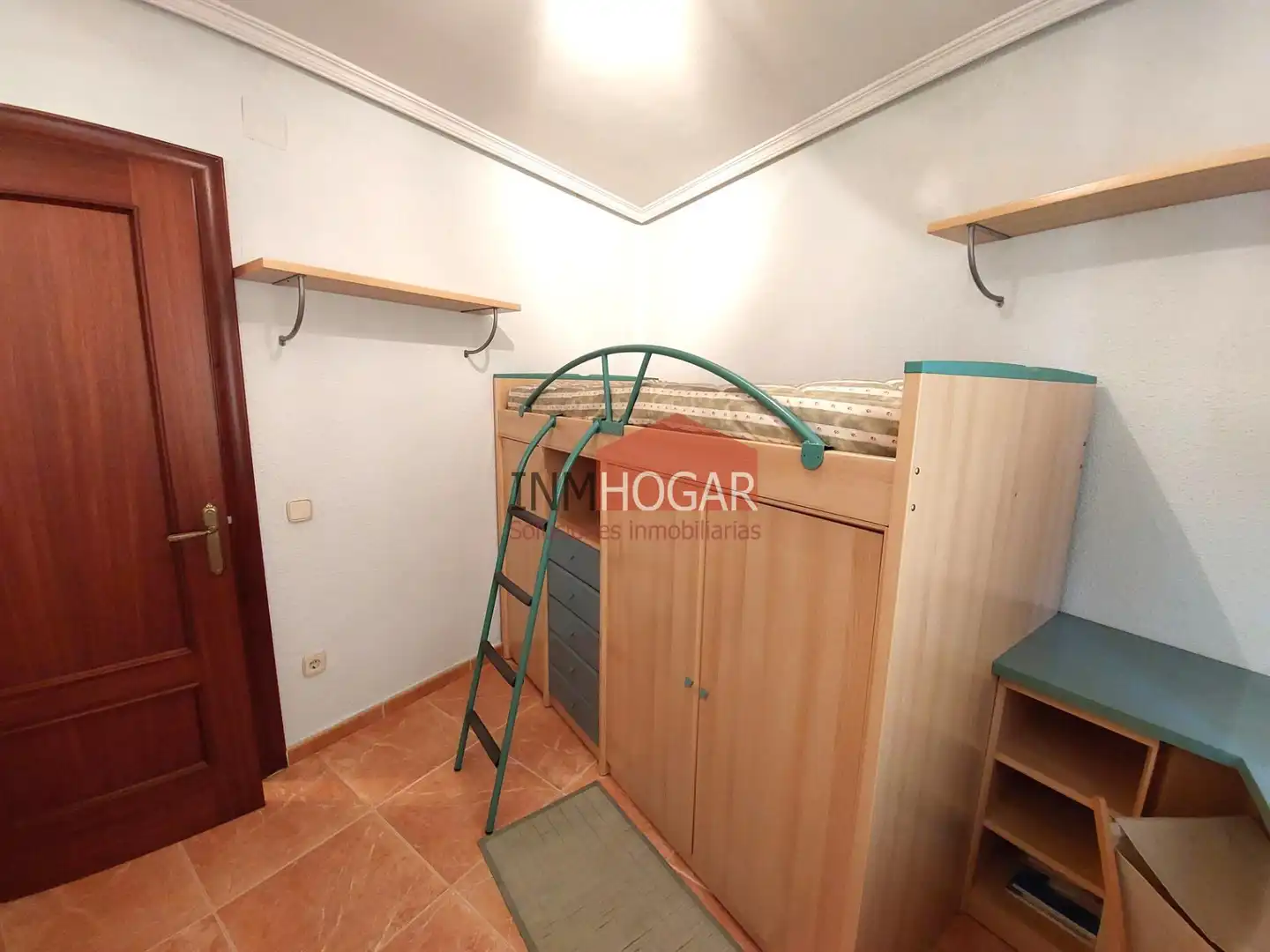 Dormitori de Casa o xalet en venda en Ávila amb Calefacció, Traster i Moblat