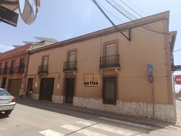 Casa con balcón en venta en Valdepeñas