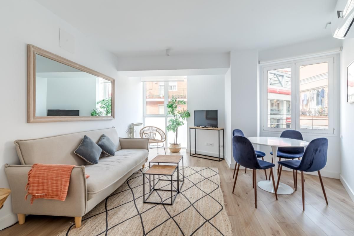 Sala d'estar de Apartament de lloguer en  Madrid Capital amb Aire condicionat, Moblat i Forn
