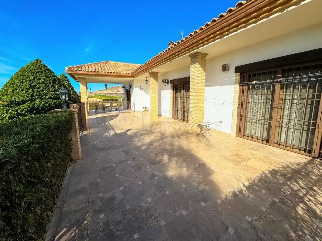 Vista exterior de Casa o xalet en venda en Orihuela amb Aire condicionat, Jardí privat i Traster