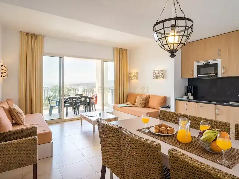 Wohnzimmer von Wohnungen zum Verkauf in Manilva mit Klimaanlage, Privatgarten und Möbliert