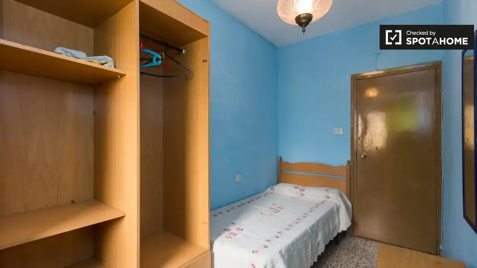 Bedroom of Flat for share in Granada  with Air Conditioner, Heating and Furnished
