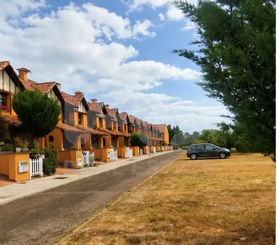 Vista exterior de Casa adosada en venda en Valverde de la Virgen amb Calefacció