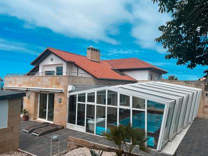 Vista exterior de Casa o xalet en venda en San Vicente de la Barquera amb Aire condicionat, Terrassa i Piscina