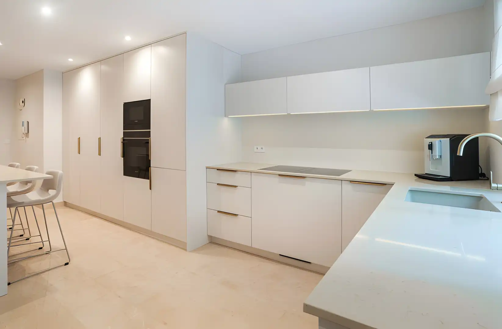 Cuina de Planta baixa en venda en Marbella amb Aire condicionat, Terrassa i Piscina