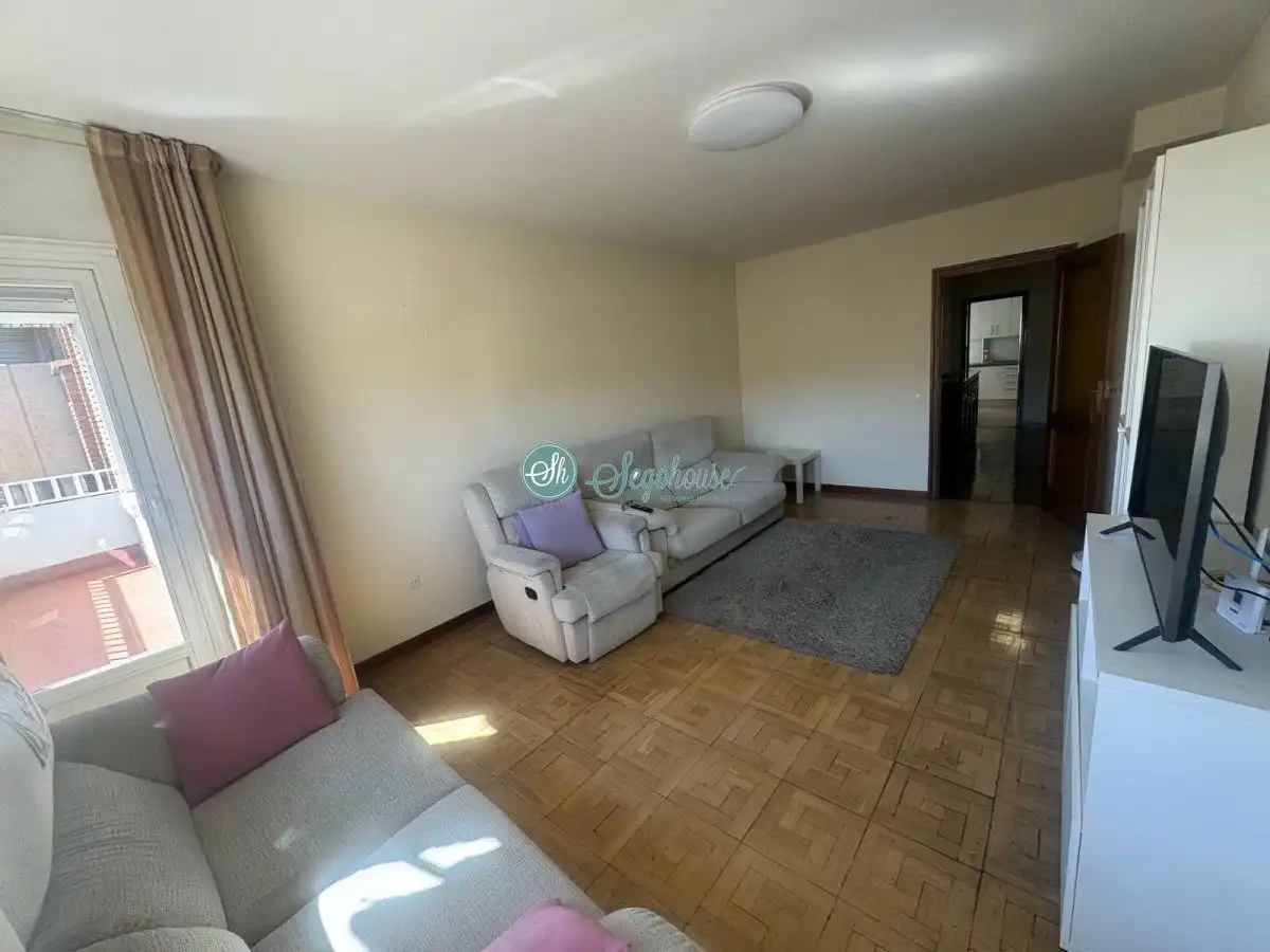 Sala d'estar de Pis en venda en Segovia amb Calefacció, Parquet i Terrassa