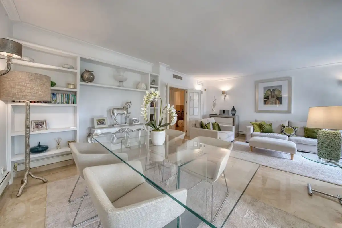 Comedor de Casa adosada de alquiler en Benahavís con Aire acondicionado, Jardín privado y Terraza