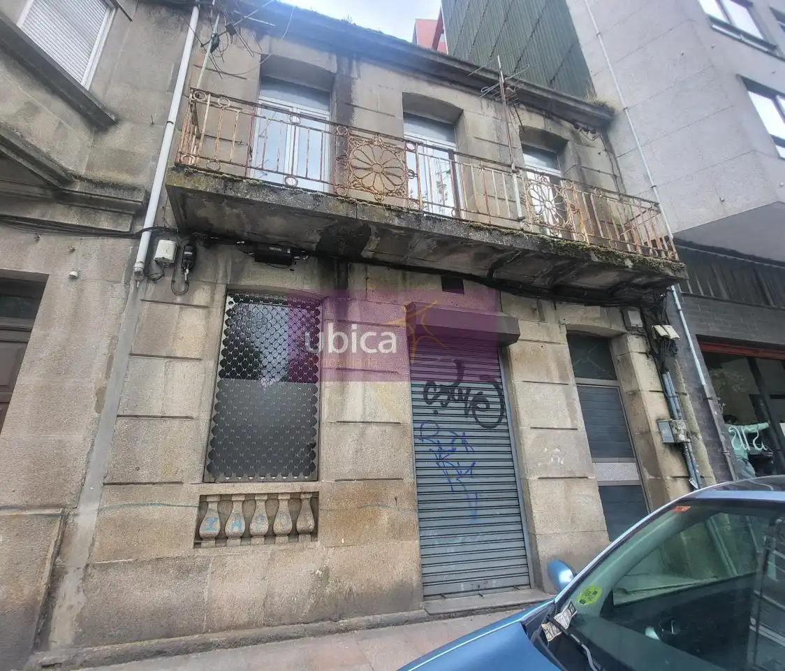 Vista exterior de Casa adosada en venda en Vigo  amb Jardí privat