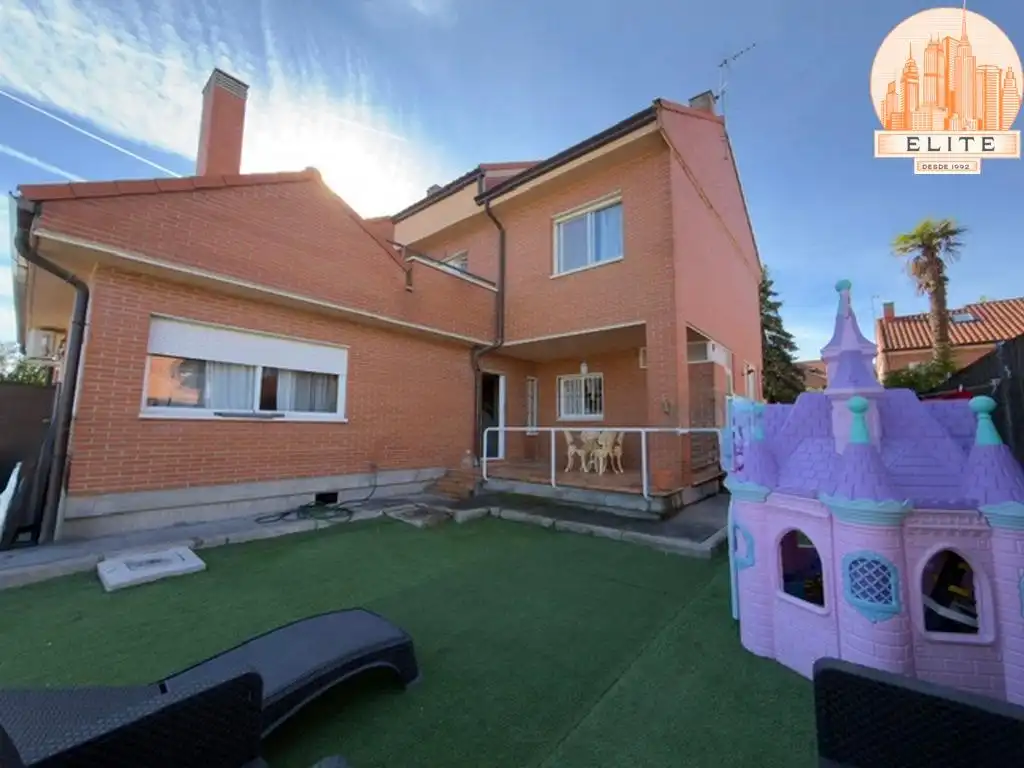 Casa pareada con jardín en venta en  Urbanizaciones