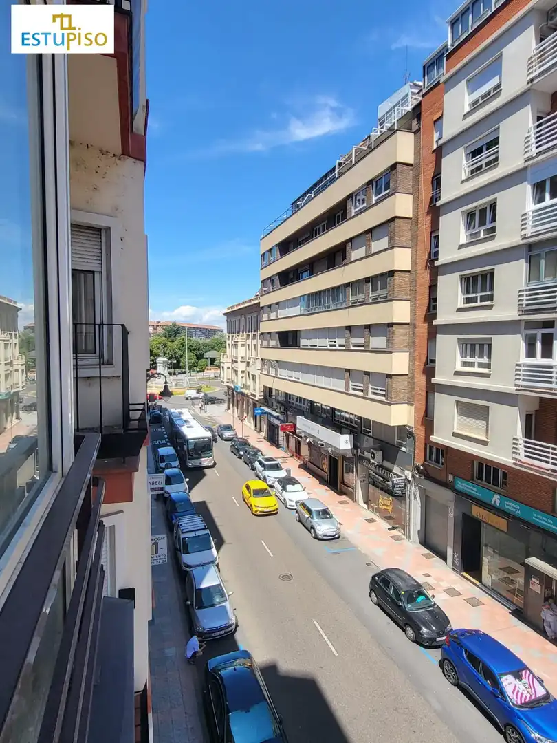 Vista exterior de Piso en venta en León Capital  con Parquet