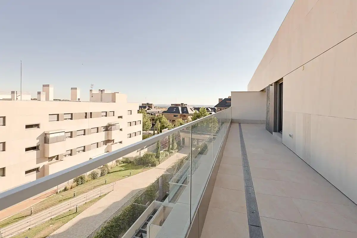 Terrasse von Dachboden zur Miete in Boadilla del Monte mit Terrasse, Abstellraum und Gemeinschaftspool