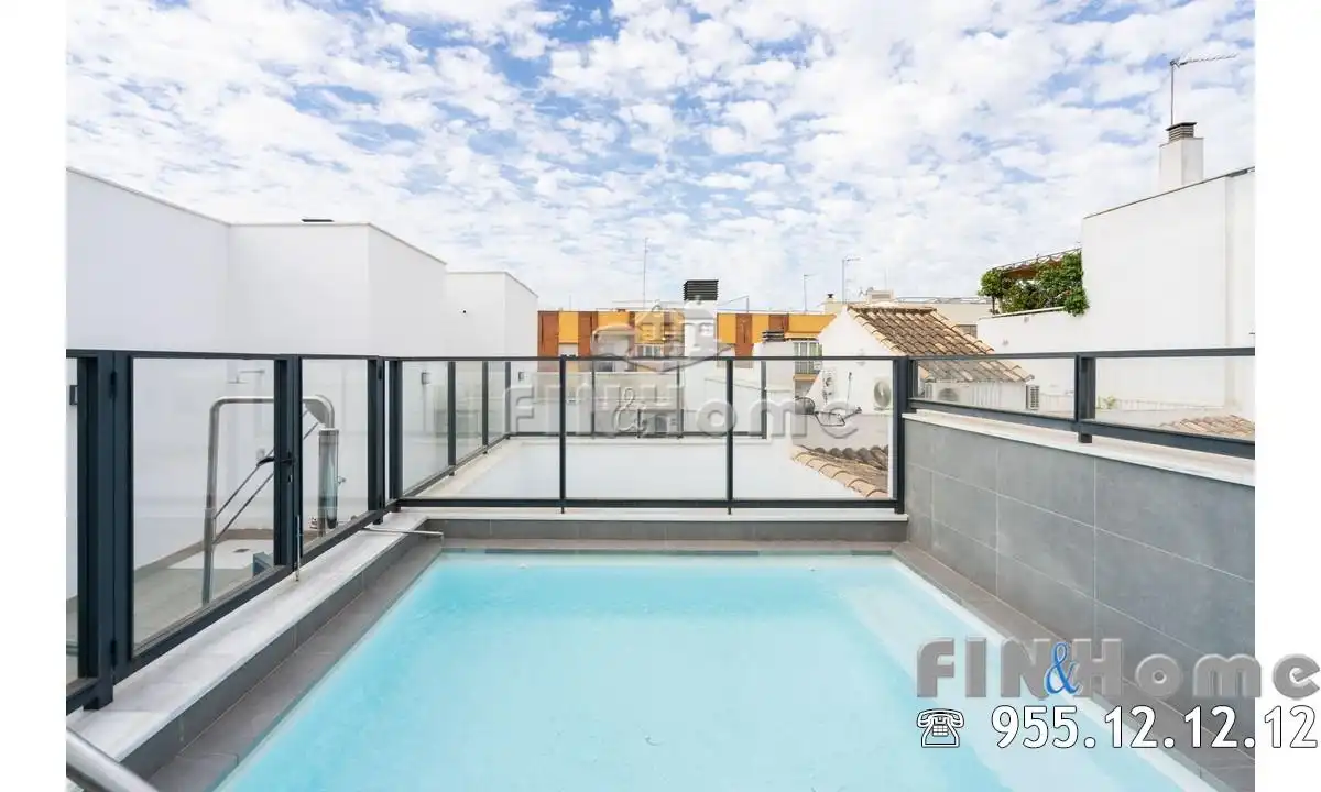 Piscina de Ático en venta en Sevilla con Aire acondicionado, Calefacción y Jardín privado