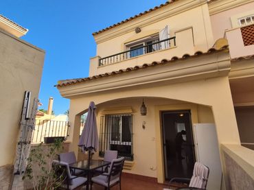 Terraced house with balcony for sale in Avenida de Roda