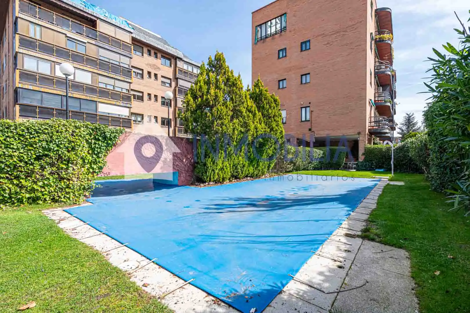 Swimming pool of Attic for sale in  Madrid Capital  with Air Conditioner, Heating and Terrace