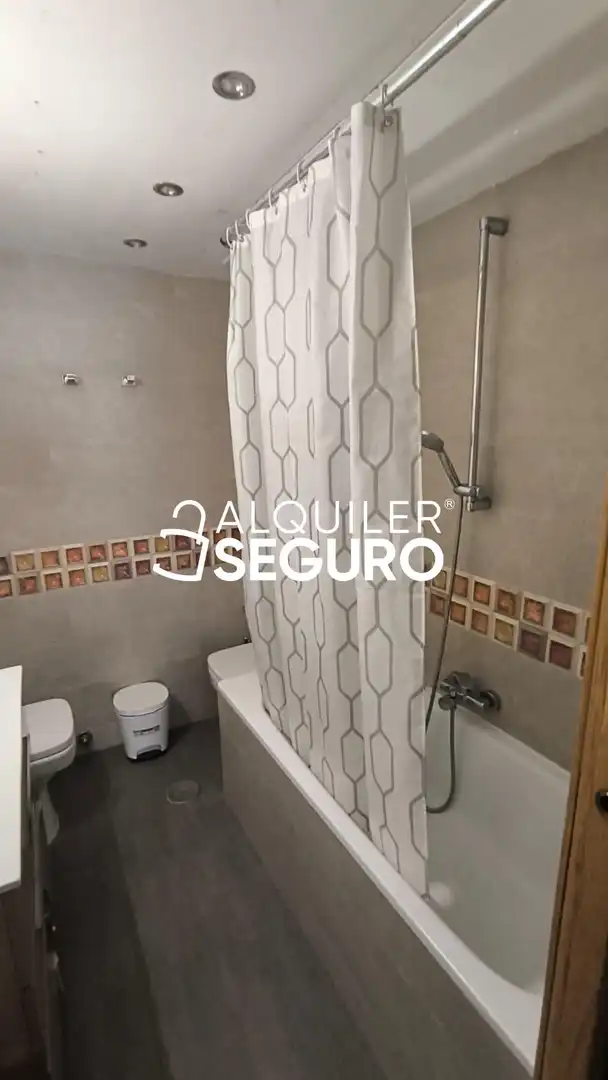 Baño de Piso de alquiler en Sevilla con Terraza y Amueblado