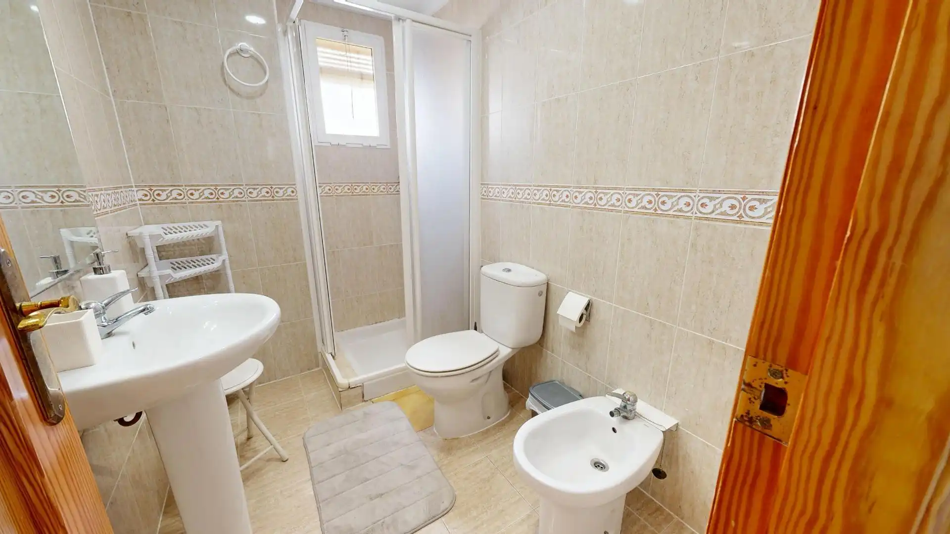 Bathroom of Apartments for rent in Torrevieja  with Air Conditioner and Furnished