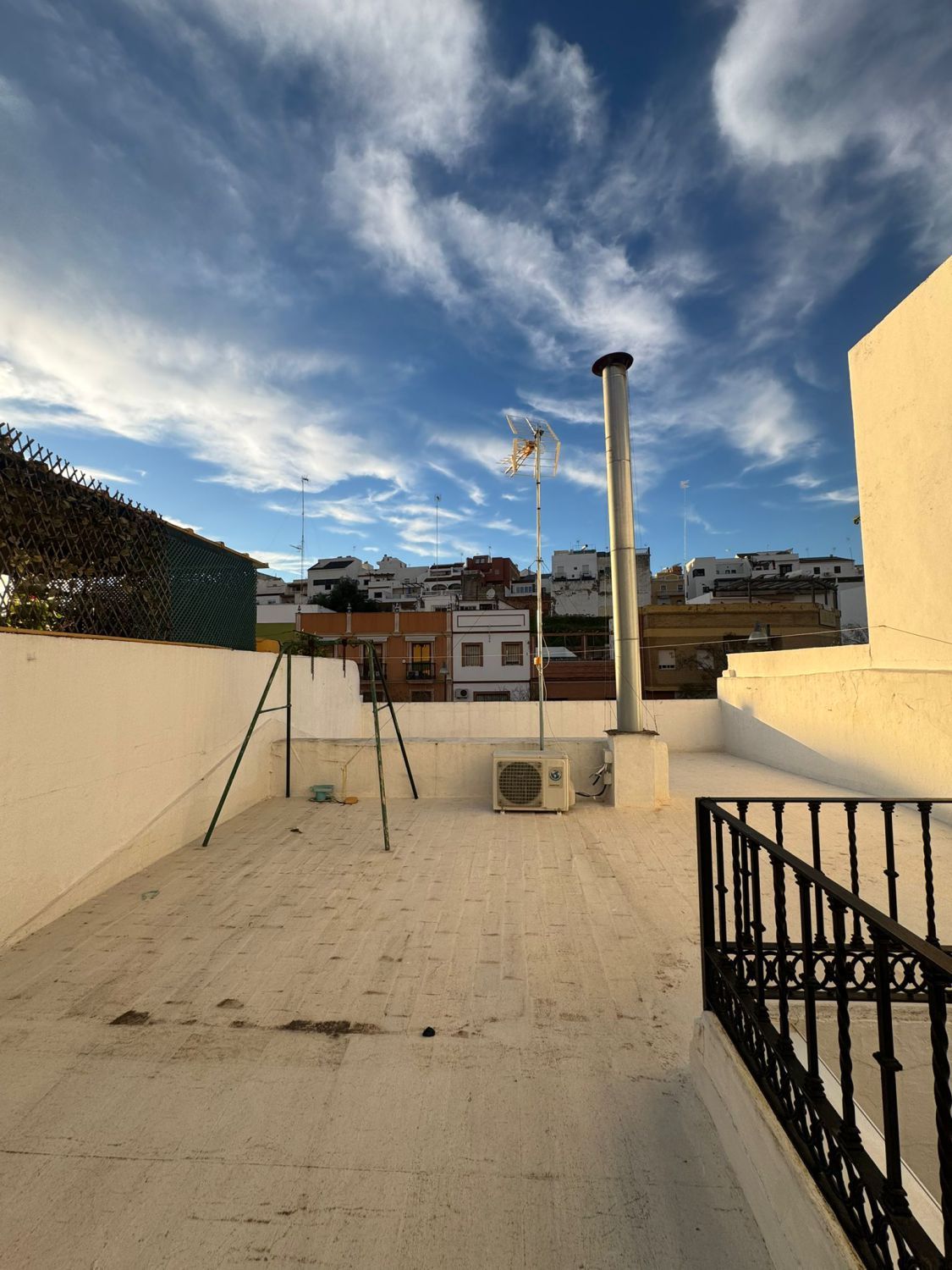 Vista exterior de Casa o xalet en venda en Alcalá de Guadaira amb Aire condicionat i Terrassa