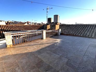 Adossat amb balcó en venda a La Zarzuela - San José - Belén