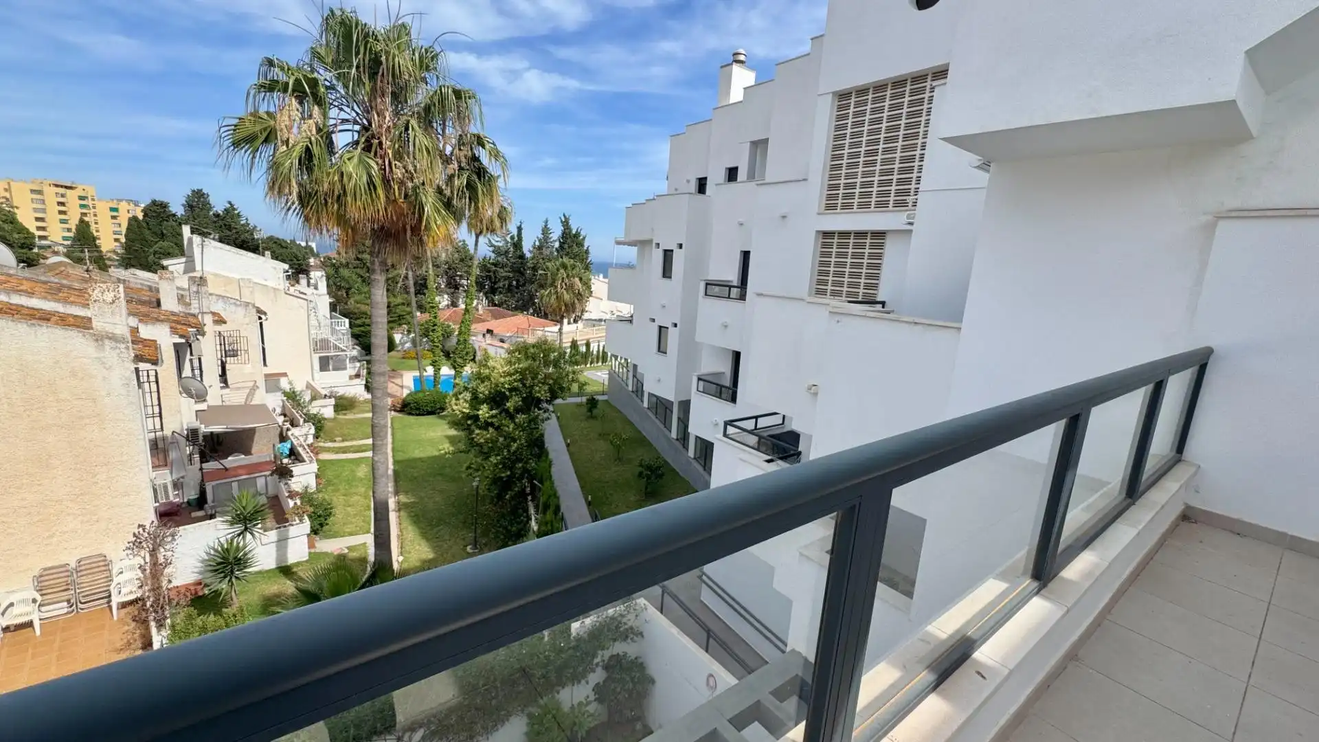 Vista exterior de Casa adosada en venda en Torremolinos amb Aire condicionat, Calefacció i Jardí privat