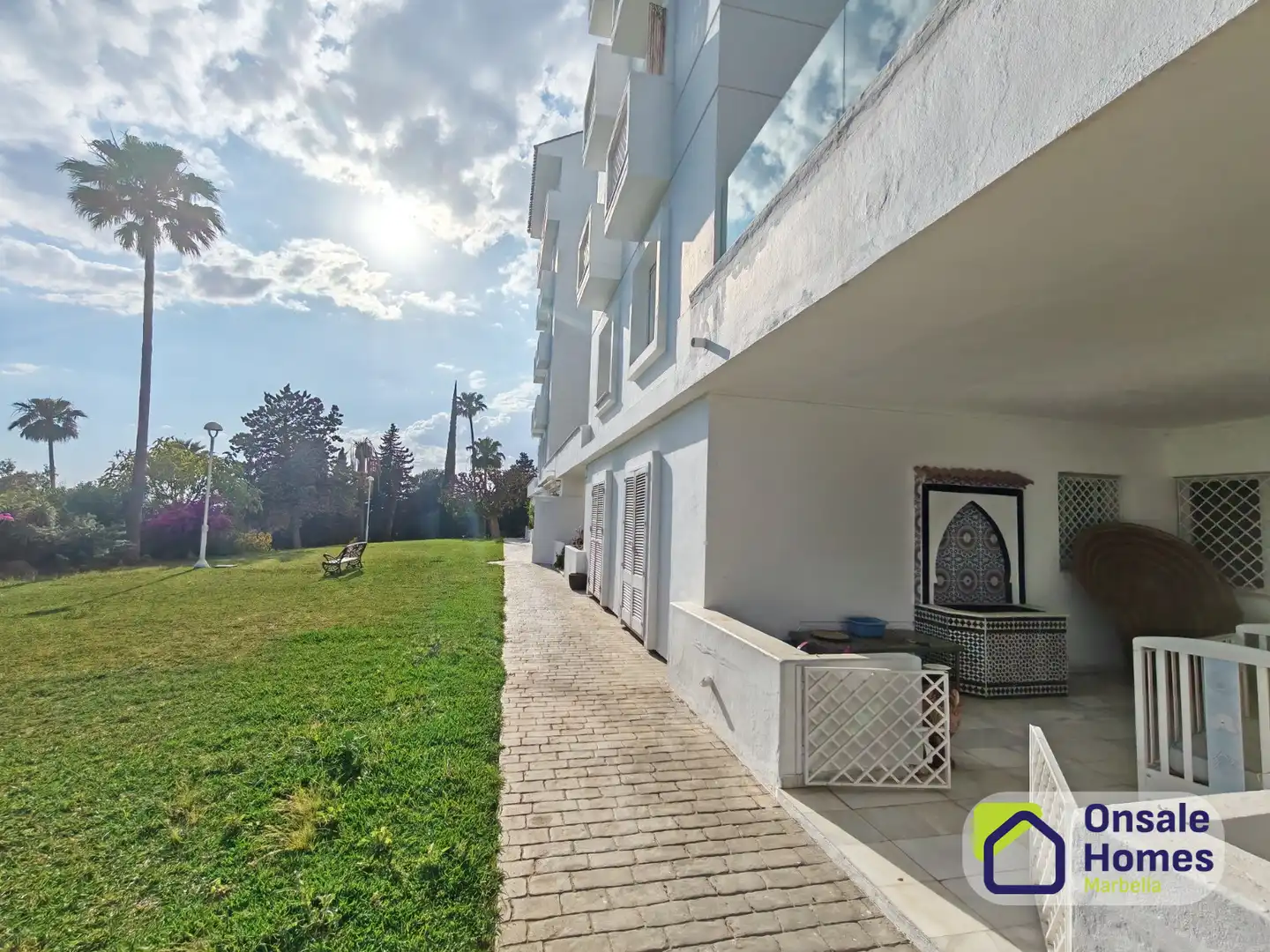 Vista exterior de Apartamento en venta en Marbella con Terraza, Trastero y Piscina comunitaria