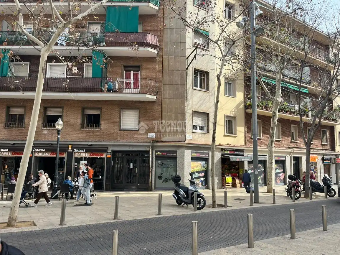 Vista exterior de Edificio en venta en Barcelona