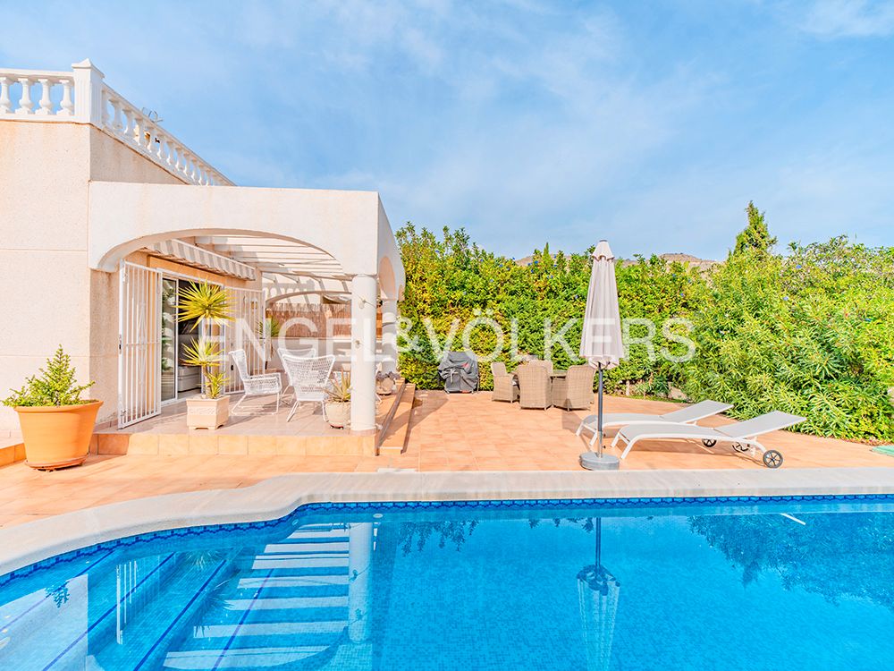 Vista exterior de Casa o xalet en venda en El Campello amb Aire condicionat, Calefacció i Jardí privat