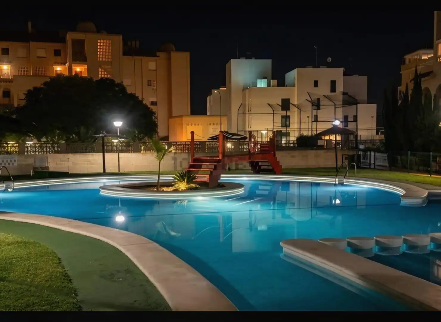Piscina de Casa adosada en venda en El Campello amb Aire condicionat, Jardí privat i Terrassa