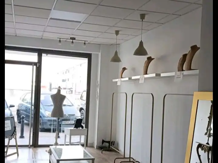 Local de alquiler en Sevilla con Parquet y Alarma