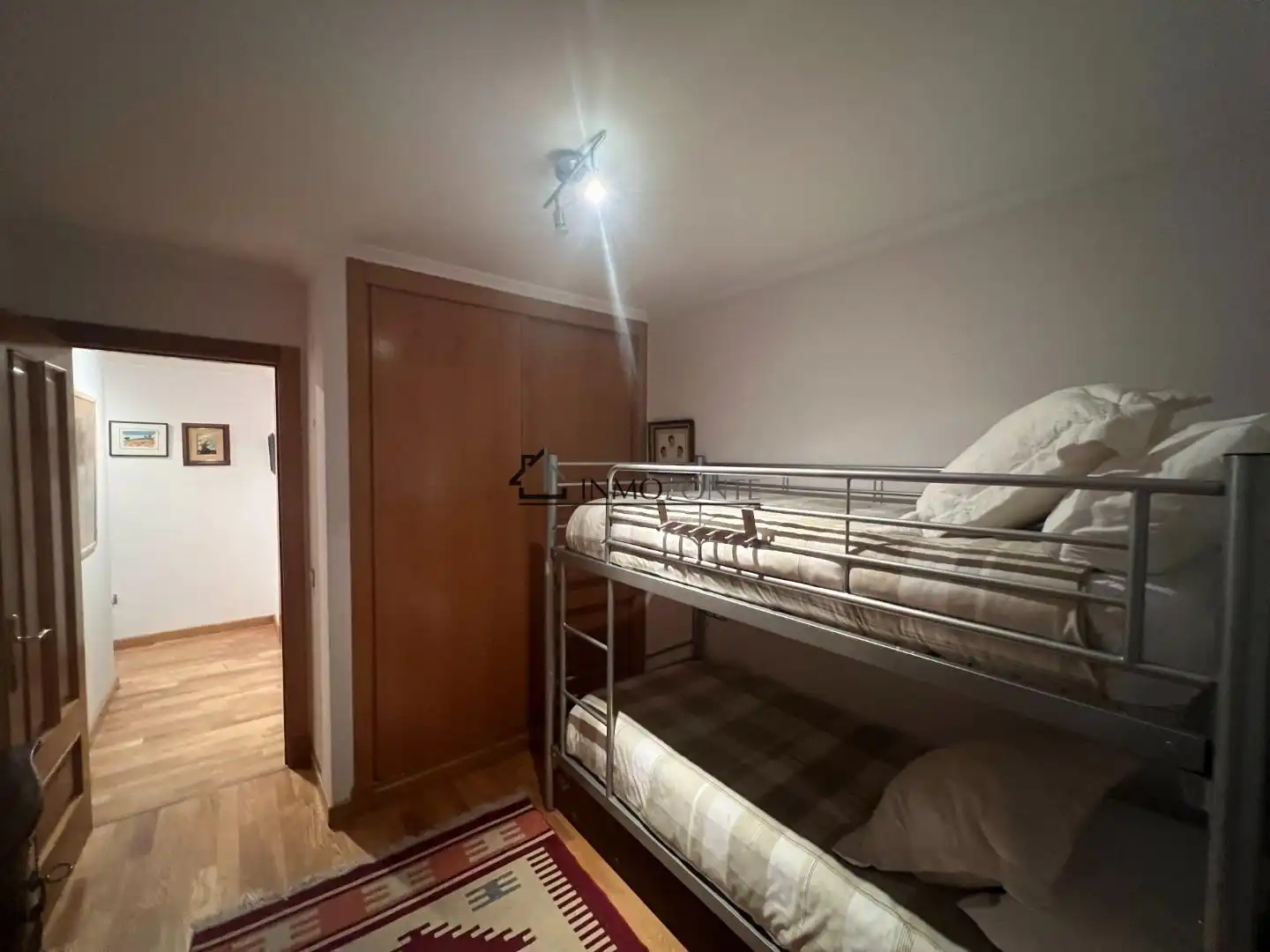 Schlafzimmer von Wohnung zur Miete in Poio mit Heizung, Ofen und Waschmaschine