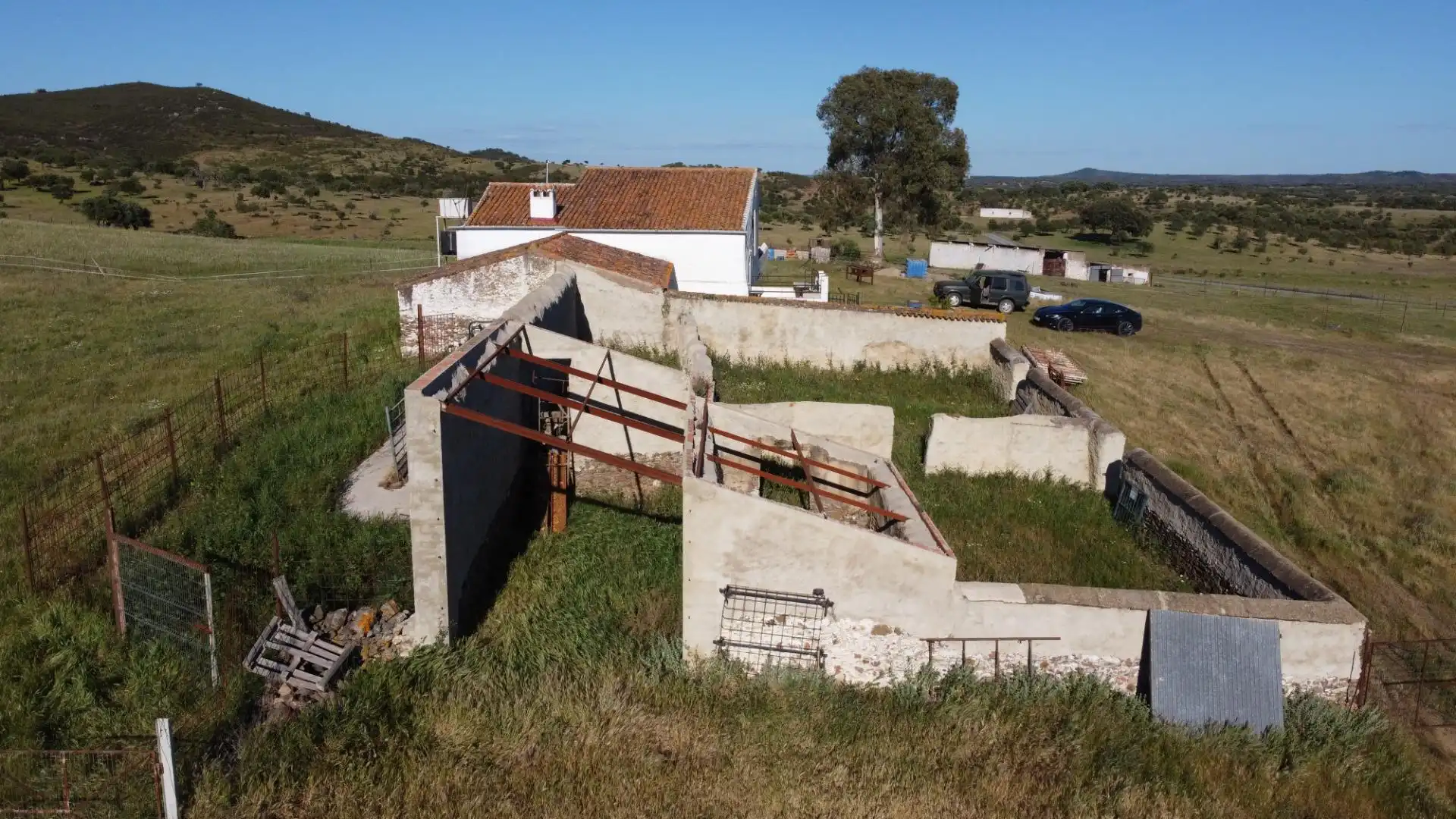 Vista exterior de Finca rústica en venda en Puebla de Guzmán amb Jardí privat i Moblat