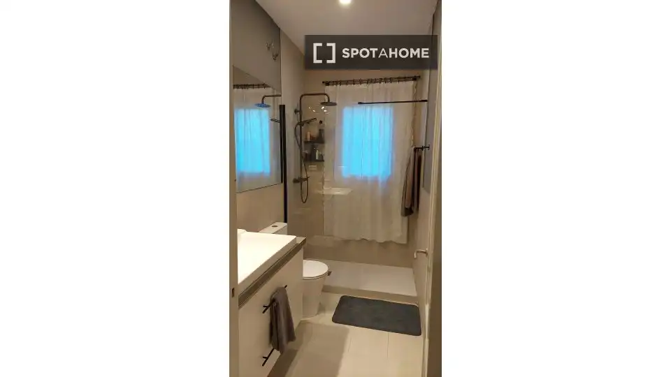 Badezimmer von Wohnung zur untervermieten in Barcelona mit Klimaanlage, Terrasse und Möbliert