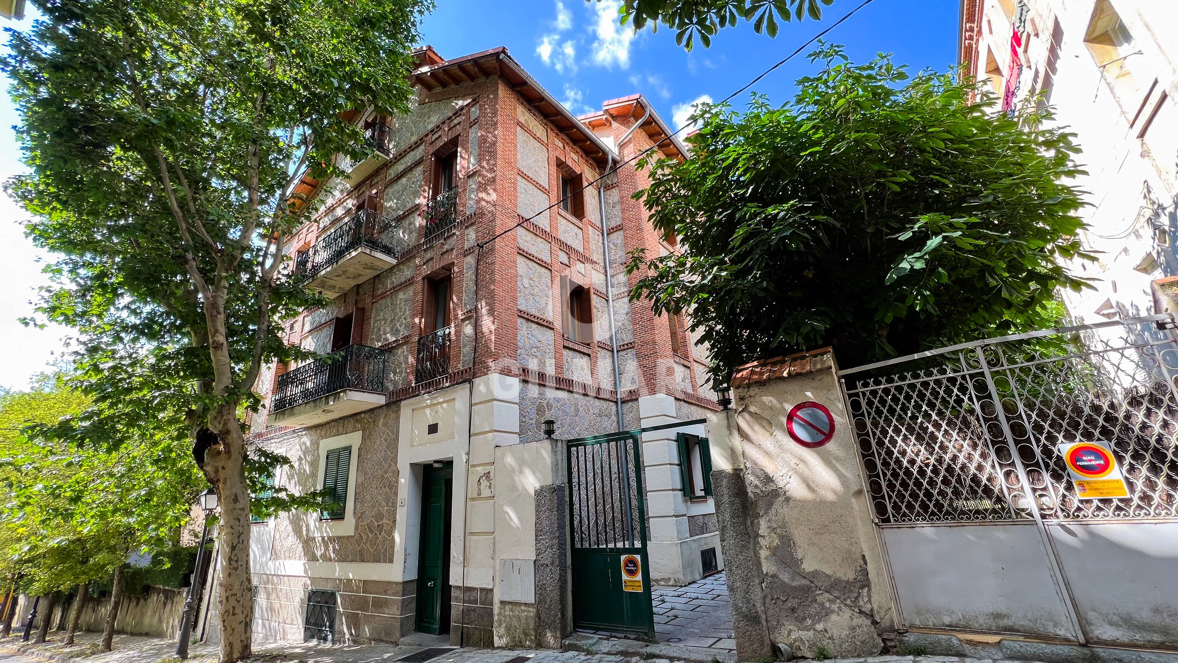 Exterior view of Building for sale in San Lorenzo de El Escorial