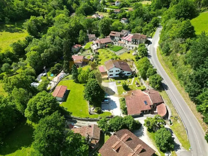 Vista exterior de Casa o xalet en venda en Peñamellera Alta amb Calefacció, Jardí privat i Terrassa