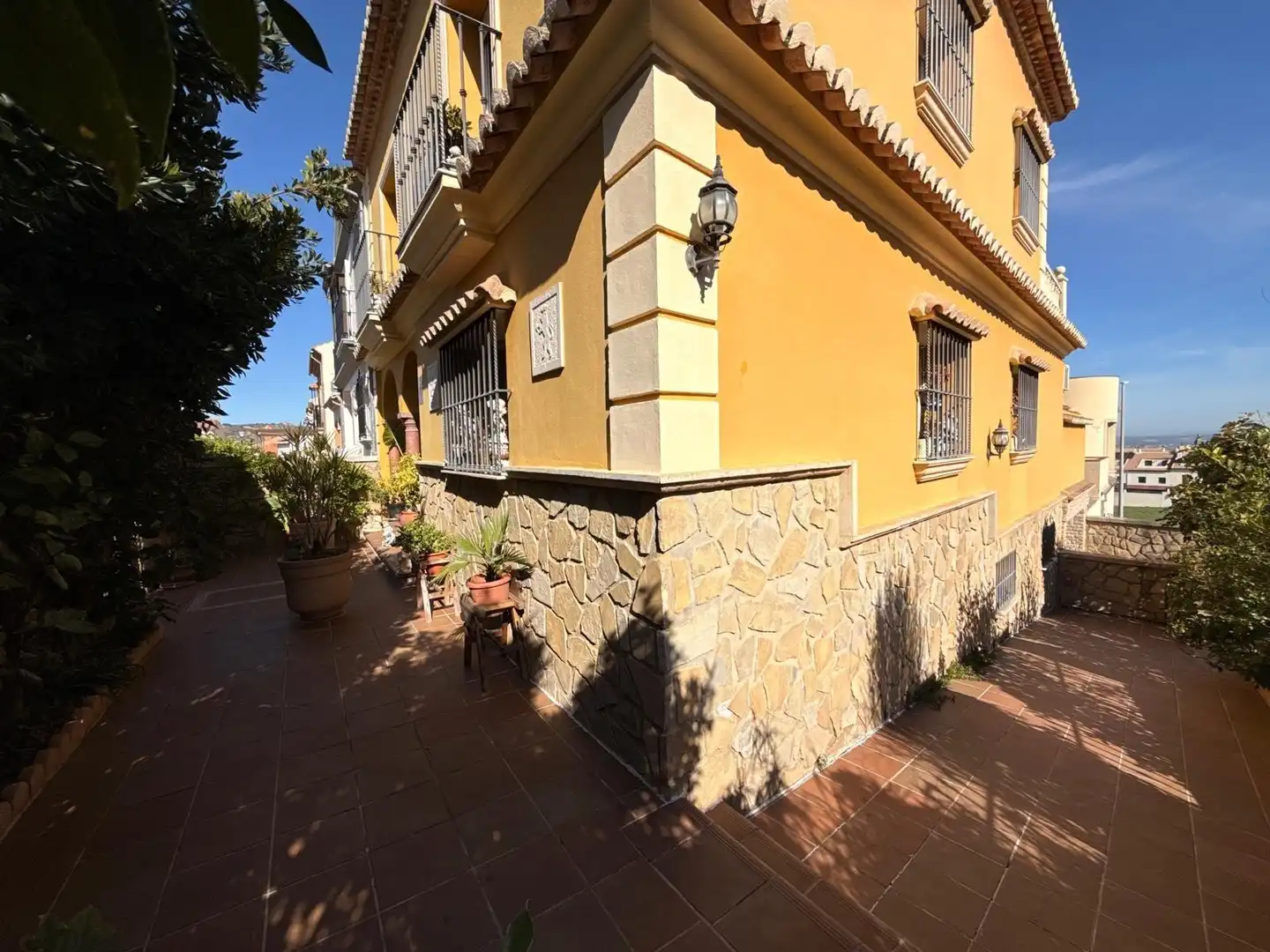 Vista exterior de Casa o xalet en venda en Antequera amb Aire condicionat, Jardí privat i Terrassa