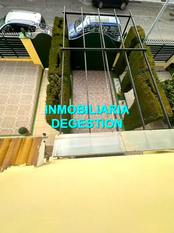 Vista exterior de Casa o xalet en venda en Linares amb Aire condicionat, Calefacció i Jardí privat