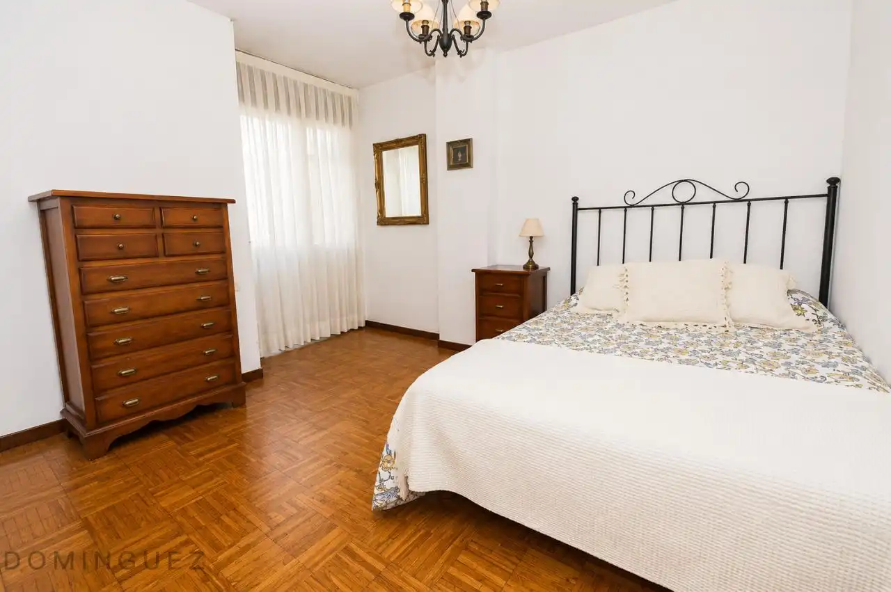 Dormitori de Pis en venda en Vigo  amb Calefacció, Parquet i Traster