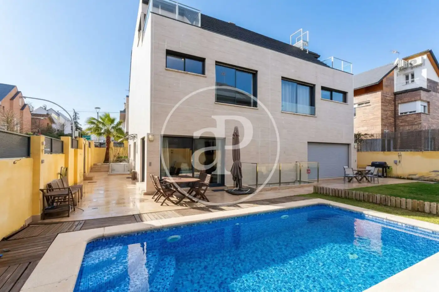 Vista exterior de Casa adosada en venda en Pozuelo de Alarcón amb Aire condicionat, Calefacció i Jardí privat