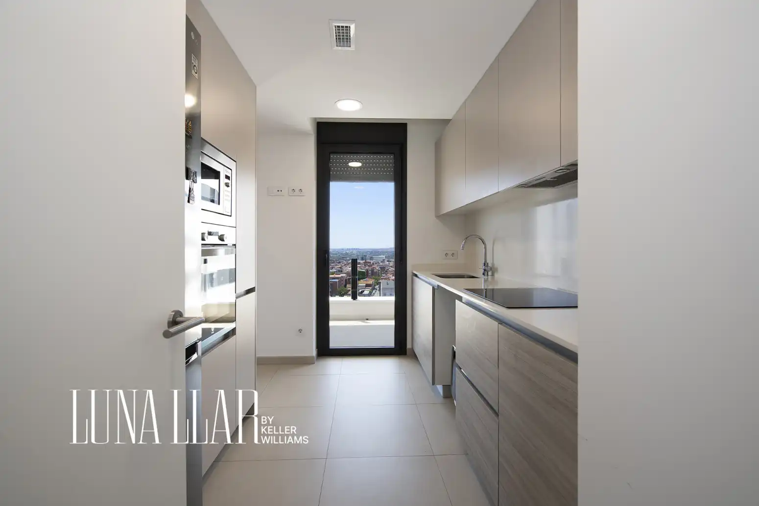 Cocina de Piso en venta en Cornellà de Llobregat con Aire acondicionado, Calefacción y Jardín privado