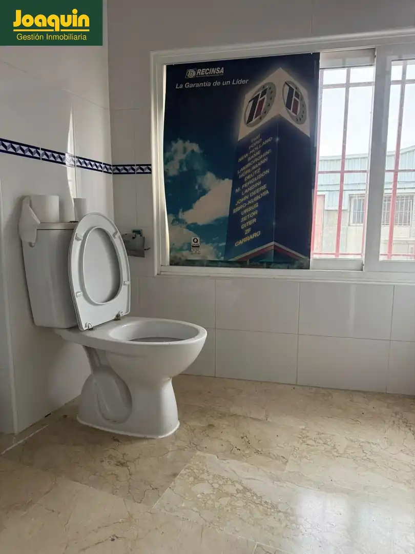 Bathroom of Industrial buildings for rent in Sevilla