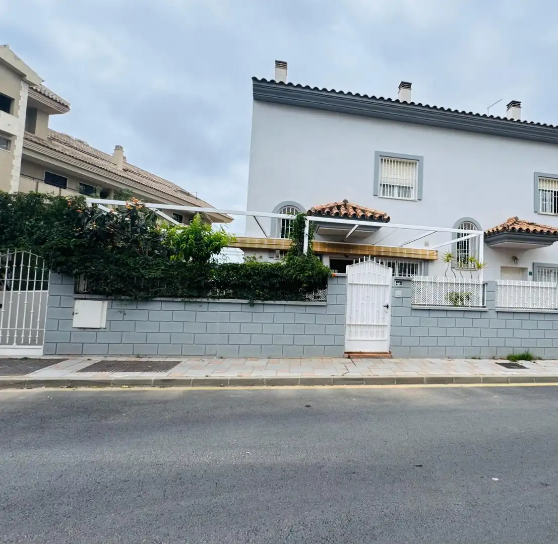 House with pool for sale in Torreblanca del Sol