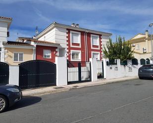 Vista exterior de Casa o xalet en venda en Plasencia amb Aire condicionat, Calefacció i Terrassa