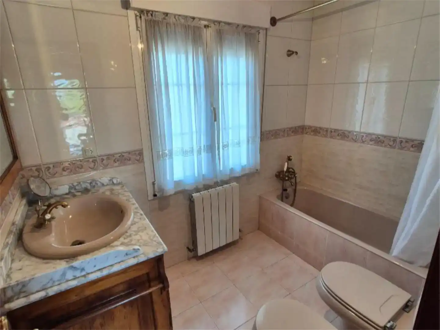 Baño de Casa adosada en venta en Oviedo  con Parquet y Balcón