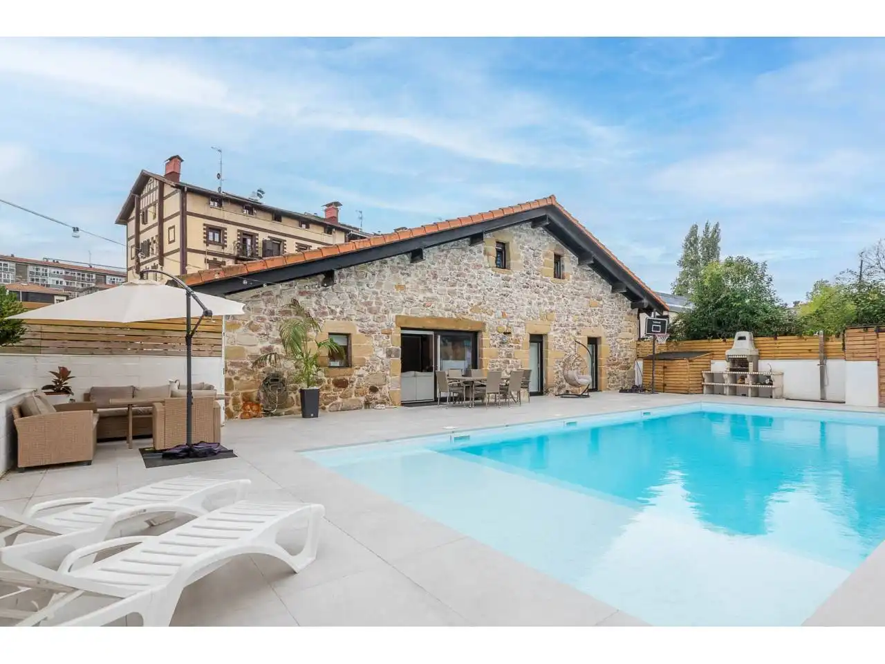 Piscina de Casa o xalet en venda en Donostia - San Sebastián  amb Aire condicionat, Calefacció i Jardí privat
