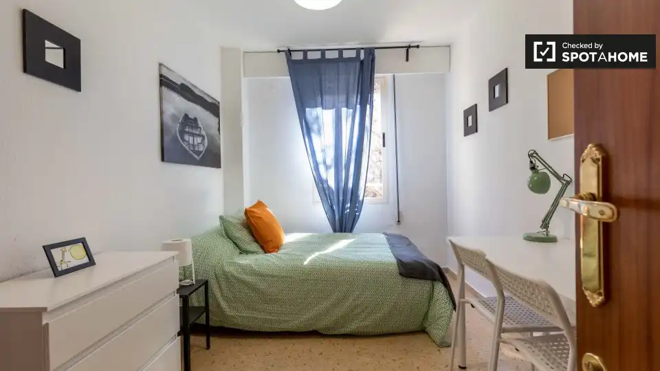 Habitación de Piso de alquiler en Valencia con Aire acondicionado, Calefacción y Amueblado