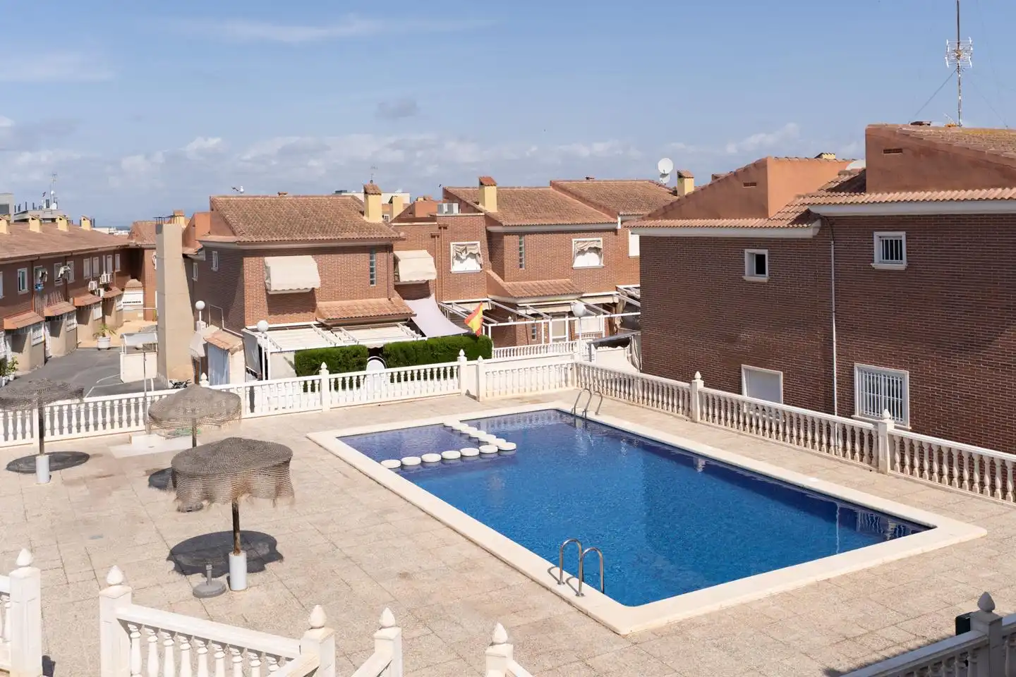 Schwimmbecken von Einfamilien-Reihenhaus zum Verkauf in Santa Pola mit Klimaanlage, Privatgarten und Terrasse