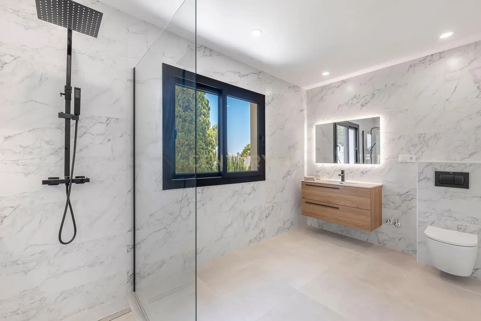 Badezimmer von Haus oder Chalet zum Verkauf in Marbella mit Klimaanlage, Privatgarten und Abstellraum