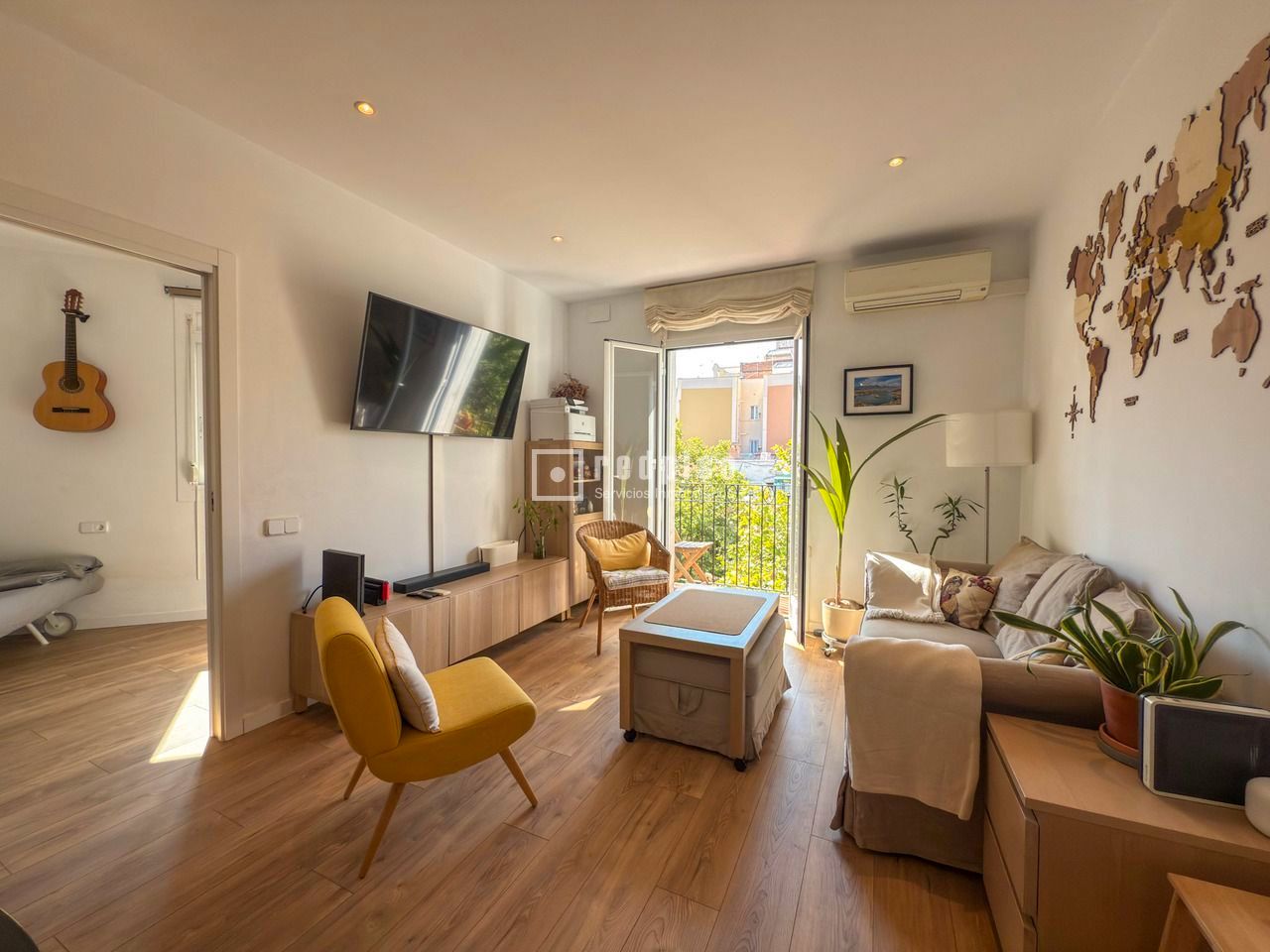 Living room of Flat for sale in  Barcelona Capital  with Air Conditioner, Heating and Parquet flooring