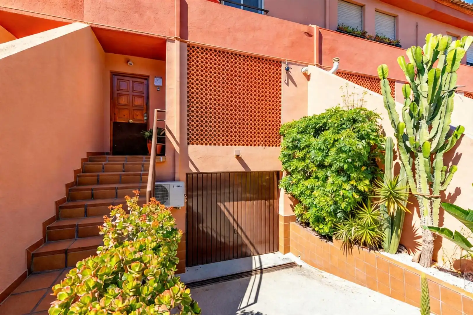 Außenansicht von Einfamilien-Reihenhaus zum Verkauf in Sant Joan d'Alacant mit Klimaanlage, Privatgarten und Terrasse