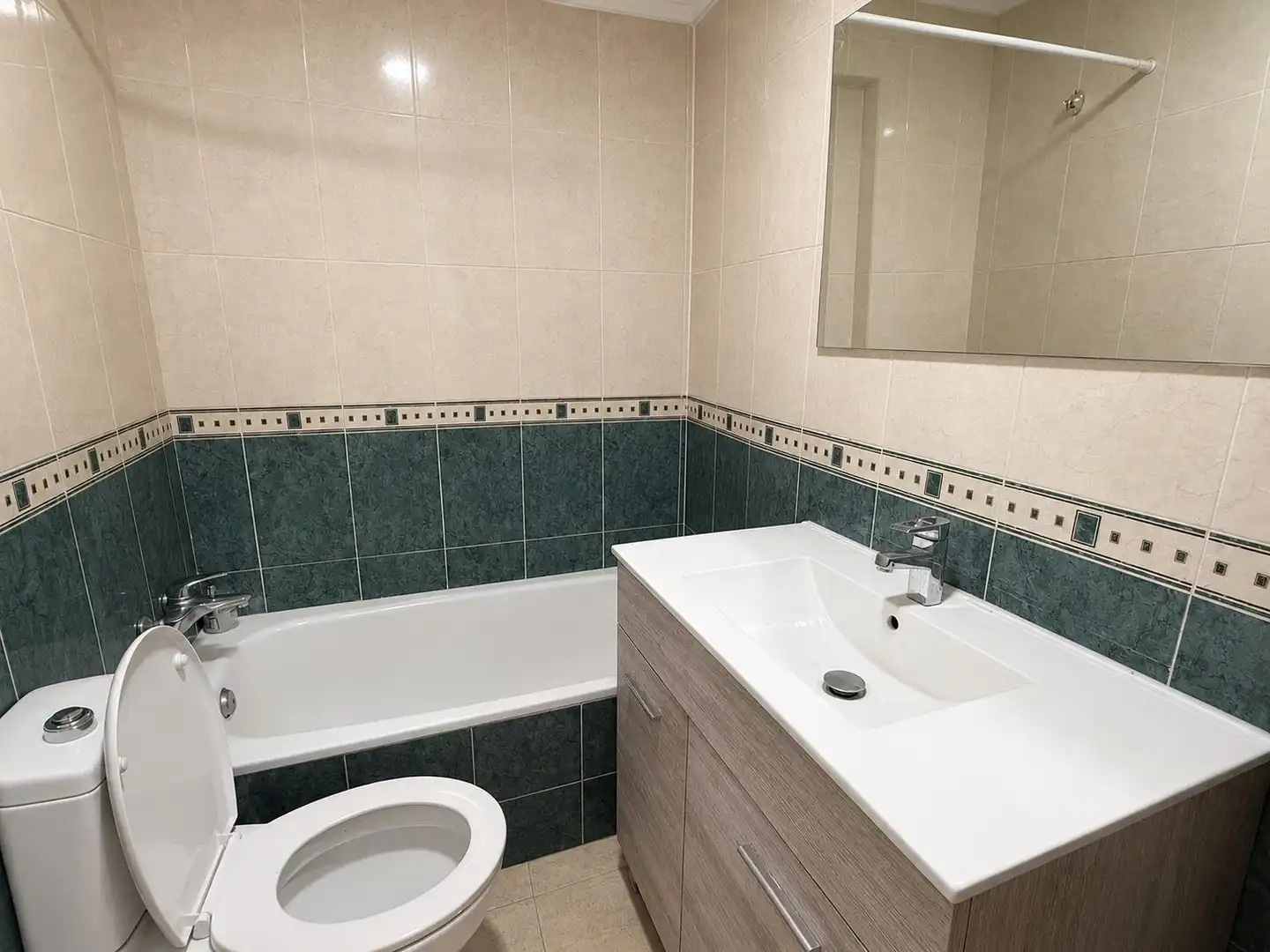 Baño de Piso en venta en Almería con Balcón y Alarma
